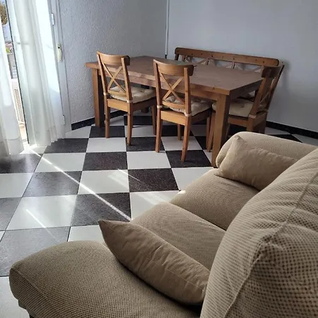 Casa Iluminada En Pueblo Tranquilo *